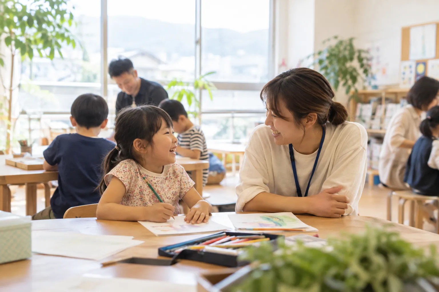 教室で笑い合う子どもと支援者