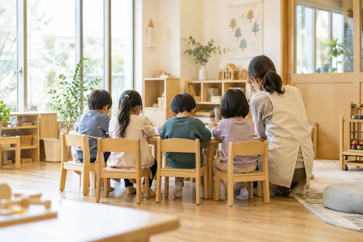 木のぬくもりのある部屋で机に向かう子どもたち